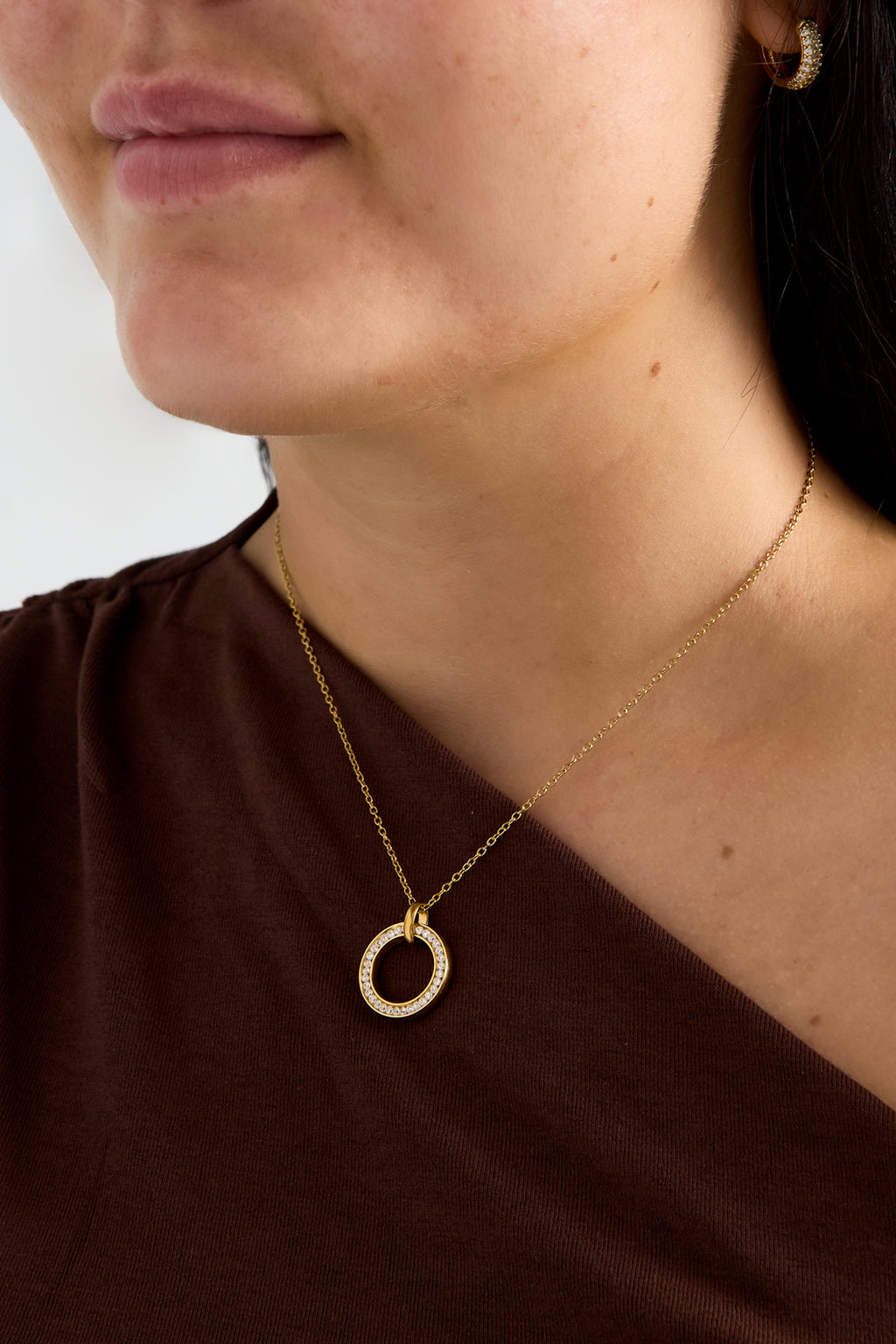 Necklace with inlaid circle