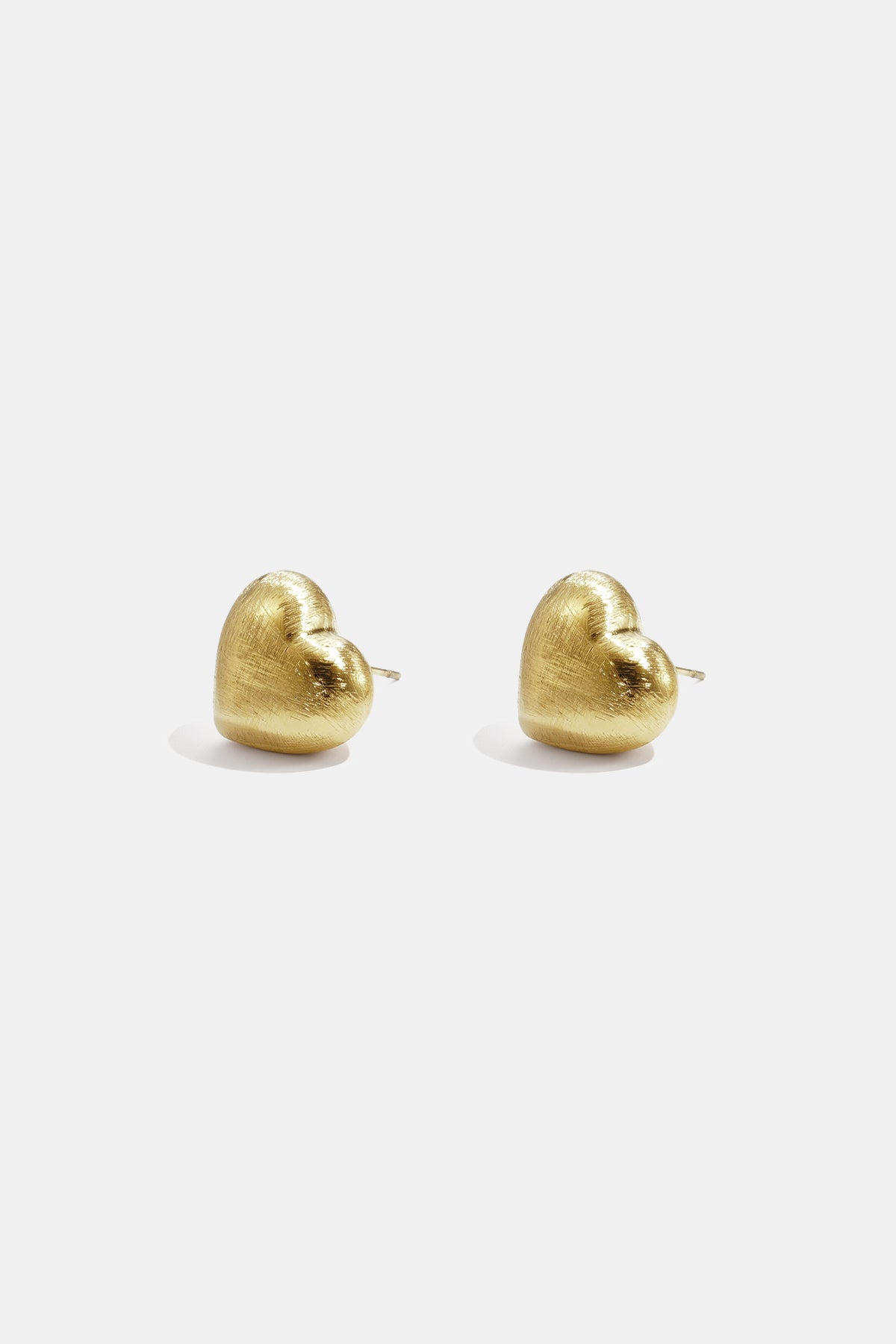 Softly shaped heart stud earrings with a matte effect