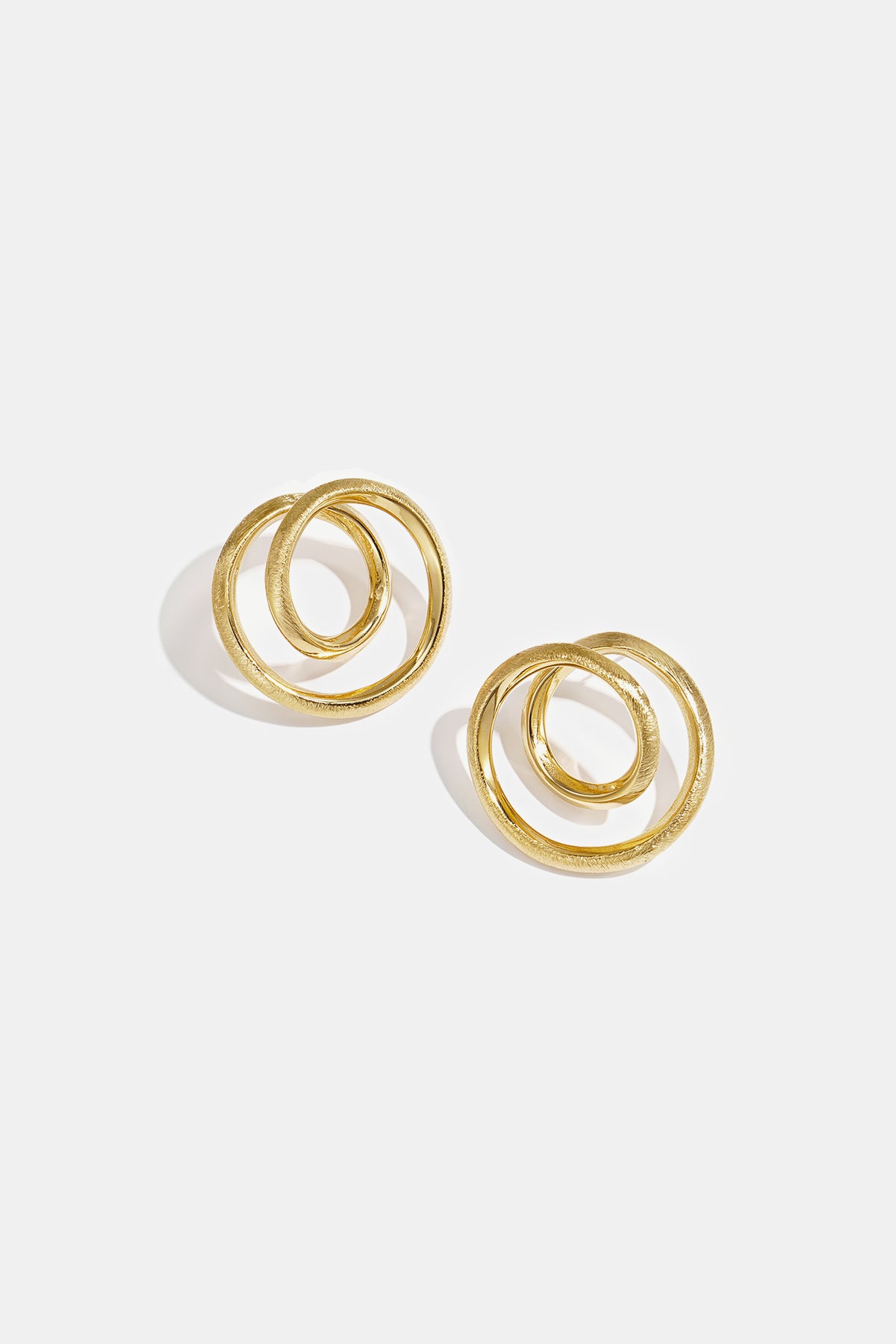 Earrings with spiral effect