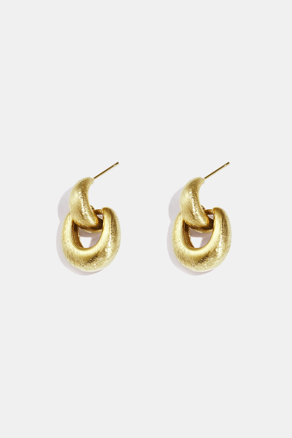 Organic link earrings with a matte effect